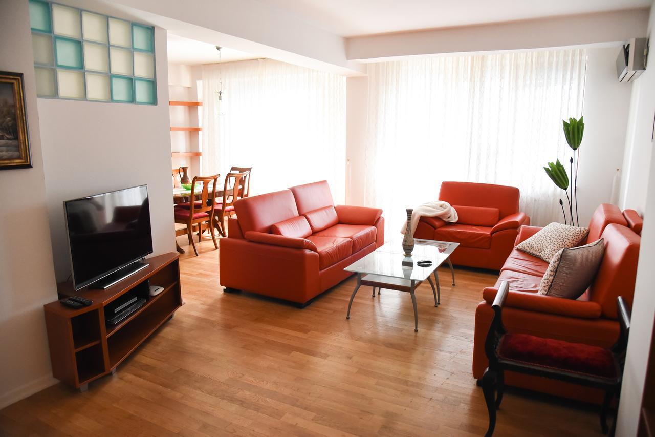 3 Bedroom With Parking Garage In The Heart Of *
