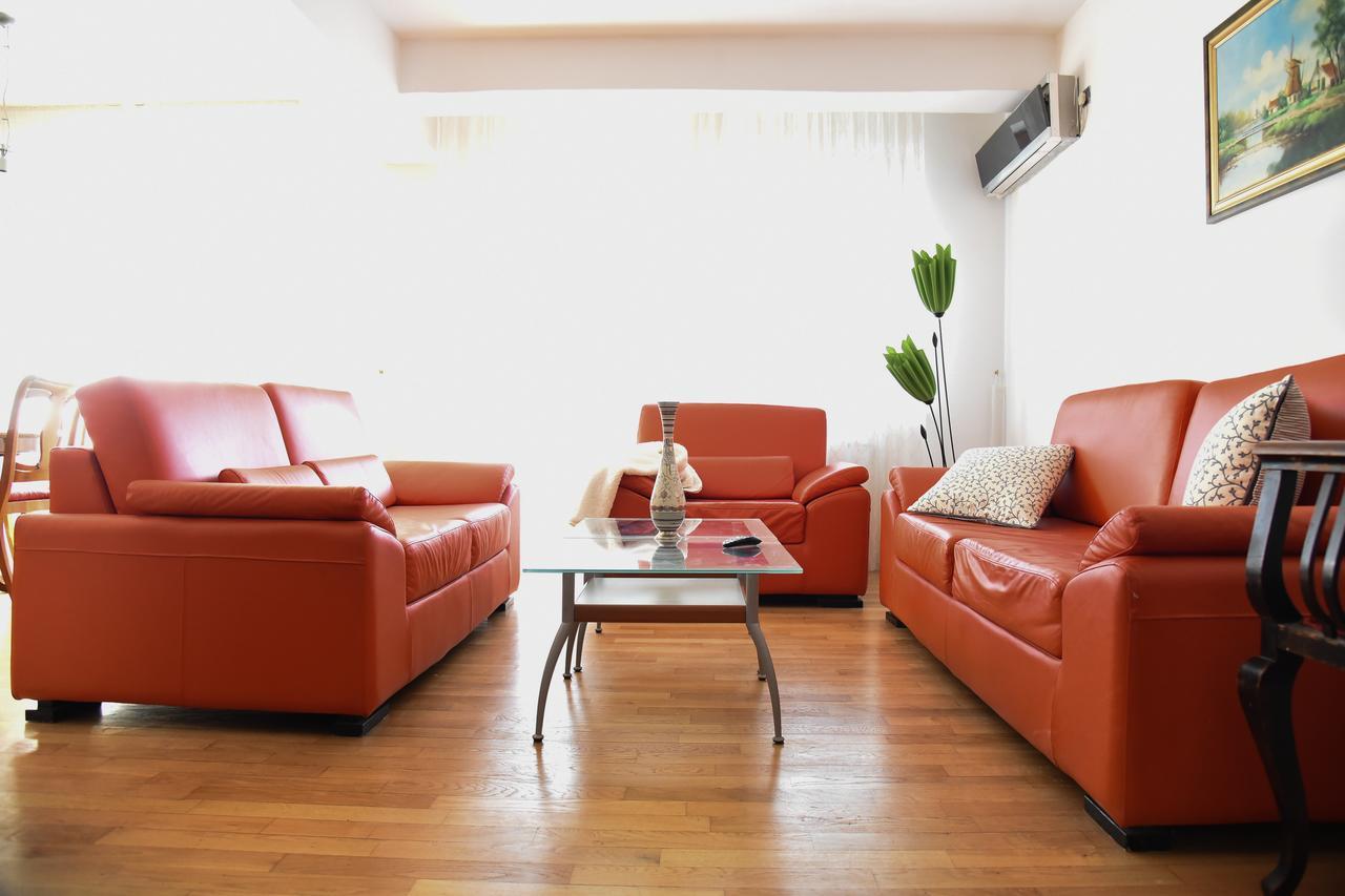 3 Bedroom With Parking Garage In The Heart Of *